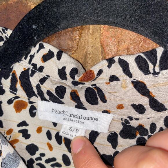 BeachLunchLounge Tan Animal Print Long Sleeve Button Down Shirt Size Small - Picture 4 of 6